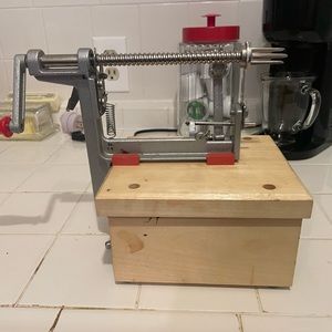 Like new Pampered Chef Apple Peeler, Corer & Slicer with wooden stand.